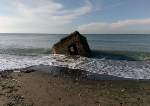 struttura antica diroccata in riva al mare