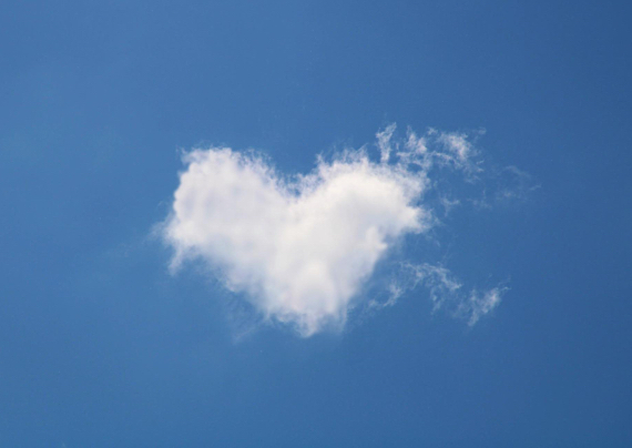 Nuvola a forma di cuore nel cielo