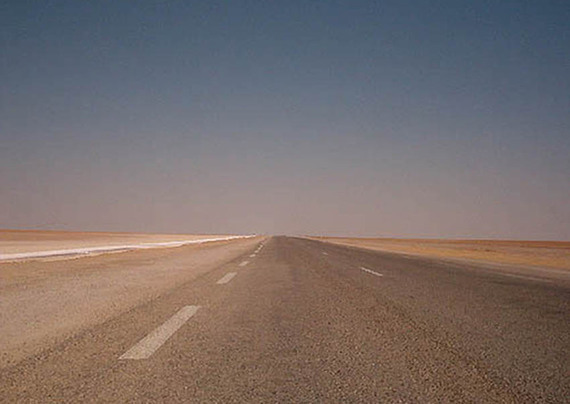strada dritta nel deserto 