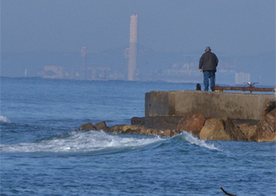 Uomo vecchio da solo con il piccolo vicino al mare