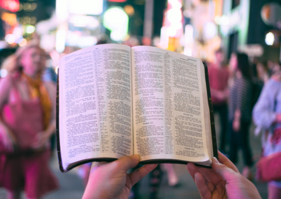 Predicare la Bibbia in strada affollata