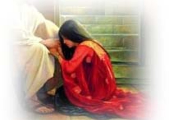 donna inginocchiata davanti a Gesù