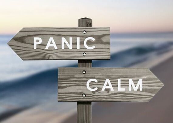 Cartello con indicante panico - calma  con direzioni opposte 