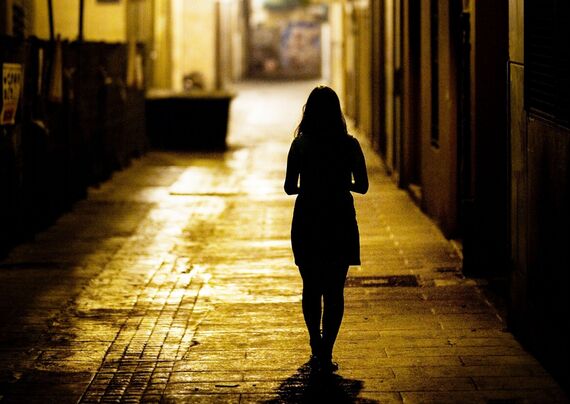 Donna cammina di notte