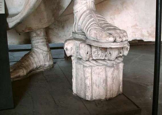 statua, piede su colonna simbolo di superbia