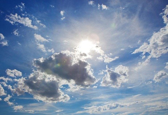cielo con raggio di sole tra le nuvole 