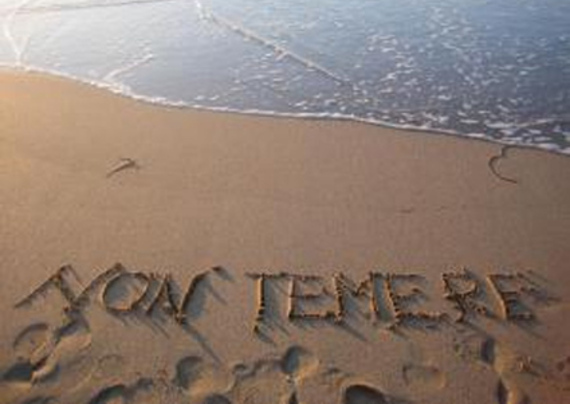 scritta in riva al mare "non temere"
