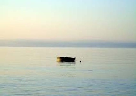 barchetta ormeggiata nel mare calmo