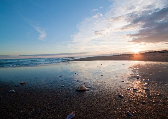 Mare e spiaggia al tramonto 