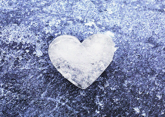 un cuore ghiacciato nel terreno gelato