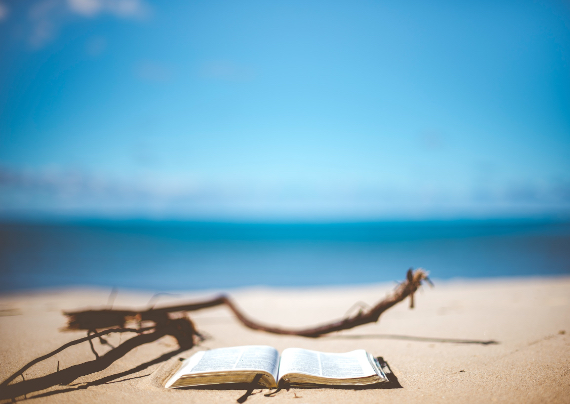 Bibbia sulla spiaggia