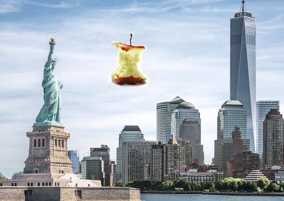 paesaggio new york con mela mangiucchiata