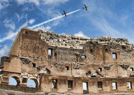 parte del Colosseo e nel cielo due jet 